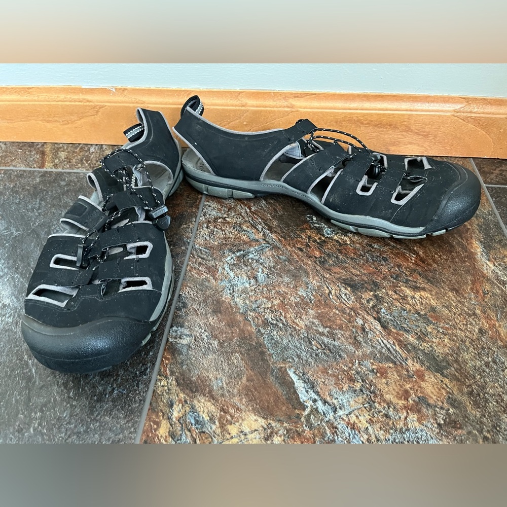 Men’s Keen black Cascade CNX waterproof hiking trail adjustable sandals. Size 12